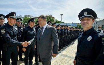 الرئيس الأوكراني يحيي عناصر جهاز الشرطة الجديد 