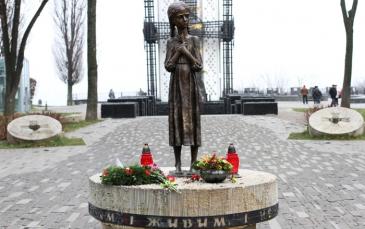 التمثال الرئيس الذي يرمز لمأساة المجاعة في العاصمة كييف