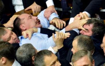 عراك بالأيدي بين نواب برلمان أوكرانيا الجديد
