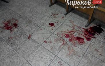 آثار الدماء على الأرض بعد الاعتداء