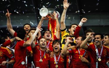 جانب من فرحة المنتخب الأسباني بالفوز بلقب وكأس بطولة اليورو 2012