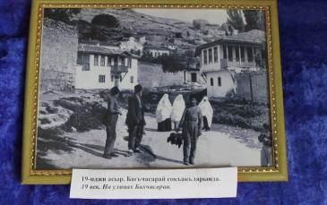 صورة في المتحف لأحد مظاهر حياة التتار في قرية رفعت آغا بالقرن التاسع عشر (الجزيرة نت)