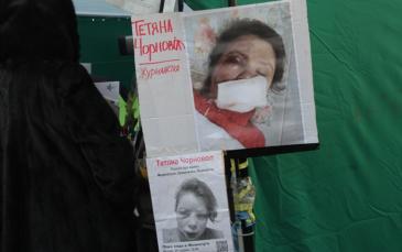صور الصحفية تتيانا تشورنوفول في ميدان الاحتجاج بعد الاعتداء عليها
