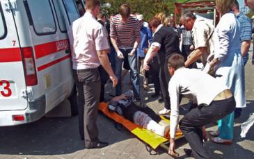 نقل أحد المصابين إلى المستشفى للعلاج بعد تعرضه لأحد الانفجارات