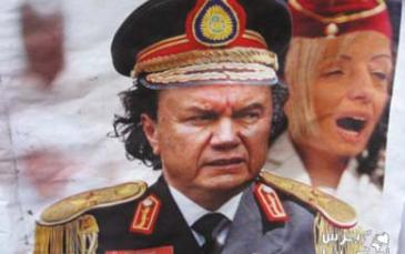 صورة في معرض المخيم تشبه شخصية الرئيس يانوكوفيتش بشخصية القذافي "الديكتاتورية"