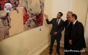 أحد الفنانين الكويتيين يستعرض لوحته للسفير القبندي وهينادي لاتي مبعوث الخارجية الأوكرانية إلى الشرق الأوسط