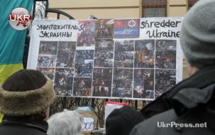 لوحة تضم صورا لاعتداءات قوى الأمن على المحتجين