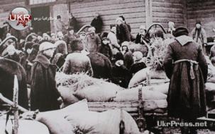 صورة في متحف المجاعة تظهر مصادرة المؤن من سكان القرى