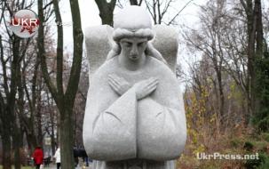 تمثال في العاصمة كييف للأمهات اللواتي فقدن أبنائهن بسبب المجاعة