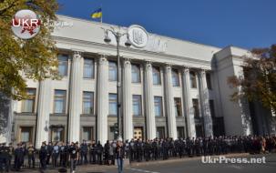 مواجهات "غامضة" أمام مبنى البرلمان الأوكراني