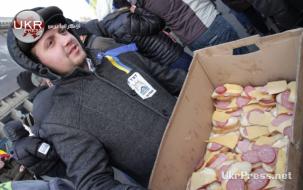 توزيع الطعام على المحتجين