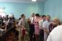 رئيس الوزراء الأوكراني أرسيني ياتسينيوك يقف في طابور الناخبين ليدلي بصوته