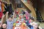 أطفال مسلمي فينيتسا خلال فقرة تناول الطعام في المخيم