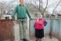 أطول رجل في العالم "ليونيد ستادنيك" بجوار والدته