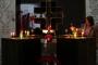 إضاءة الشموع على أرواح ضحايا المجاعة داخل متحفها بالعاصمة كييف