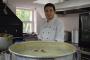 رضوان شاب ذو أصول تترية كازانية من شرق أوكرانيا يطبخ المنسف لإفطار جماعي في رمضان 1436هـ