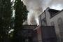 الدخان يتصاعد بعد قصف مصنع للسلاح والذخيرة على أطراف دونيتسك