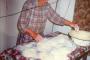 صورة قديمة لزوجة خليل دندانوف أثناء تحضير الـ"تشيبوريكي" للسحور