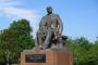 تمثال الأديب الأوكراني ميخائيل كوتسوبينسكي في مسقط رئسه بمدينة فينيتسا الأوكرانية