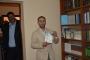 تاراس دزوبانسكي يحمل كتابا لمحمد أسد في مكتبة المركز