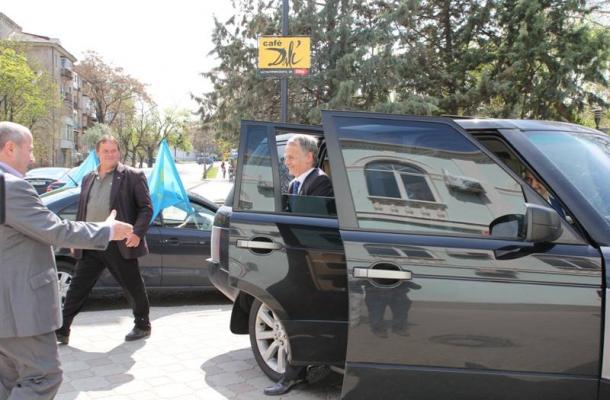 وصول زعيم تتار القرم"مصطفى جاميلوف" للقرم وسط إستقبال شعبي حافل