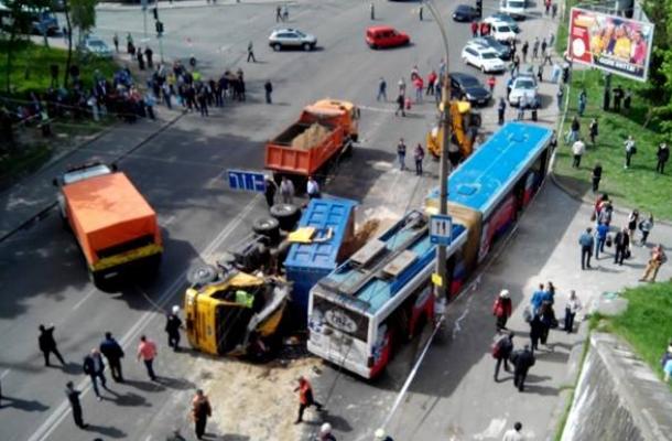 إصابة 18 شخصا من بينهم 11 طفلاً في حادث سير مروع بالعاصمة كييف
