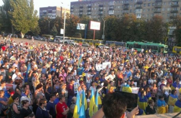 سكان ماريوبول بأوكرانيا يتظاهرون رفضا لنزع سلاح شيروكينا وإنشاء منطقة عازلة (فيديو)