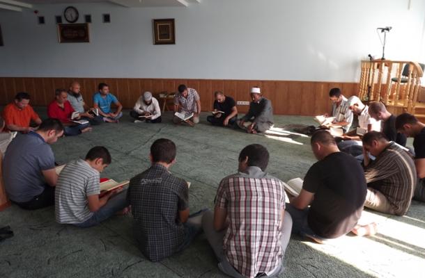 حلقة لتلاوة القرآن الكريم في مسجد المنار التابع للمركز الثقافي الإسلامي في مدينة خاركيف