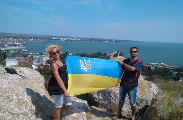 بسبب صورة مع العلم الأوكراني.. الحكم على ثلاثة أشخاص بالسجن في القرم (صور)