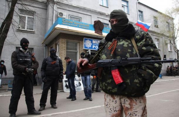 مسلحون موالون لروسيا يستولون على مقار حكومية بمدينة سلافيانسك