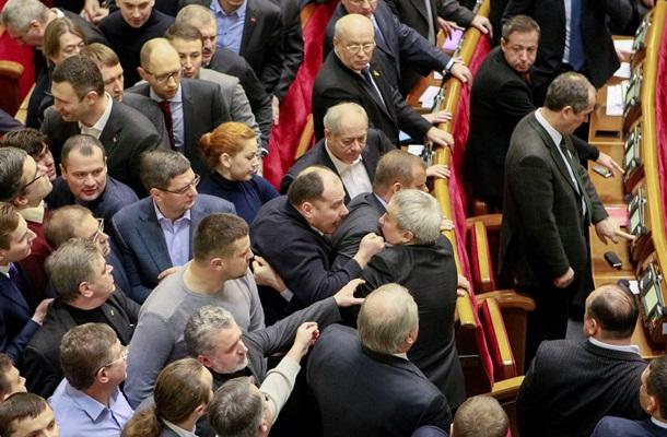 احتقان ودماء في البرلمان الأوكراني بسبب الموازنة وقوانين مثيرة للجدل