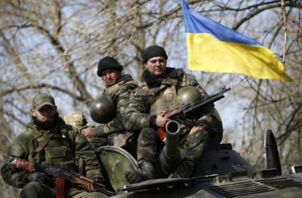 الجيش الأوكراني يصد هجوم لانفصاليين مسلحين حاولوا إقتحام قاعدة عسكرية بمدينة أرتيموفسك 