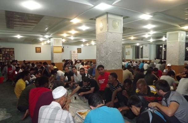 أحد الإفطارات الجماعية في مسجد المنار التابع للمركز الثقافي الإسلامي في مدينة خاركيف