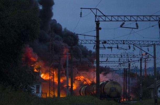 خروج قطار ينقل صهاريج نفط عن مساره يتسبب بحرائق في أوكرانيا