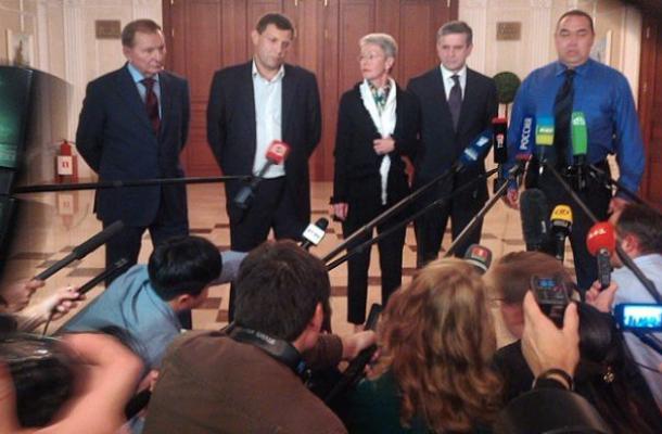 ممثلين عن أوكرانيا و الانفصاليون في مؤتمر صحفي عقب التوقيق على وقف اطلاق النار