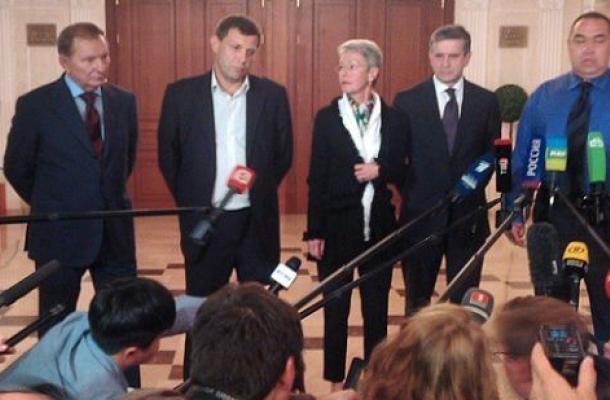 ممثلين عن أوكرانيا و الانفصاليون في مؤتمر صحفي عقب التوقيق على وقف اطلاق النار
