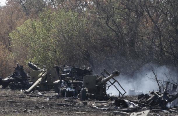 آثار القصف الذي تعرضت له أحد مواقع الجيش الأوكراني