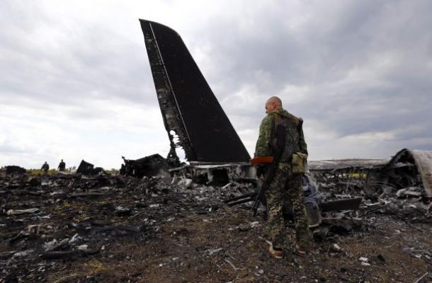 حطام الطائرة الماليزية في شرق اوكرانيا 