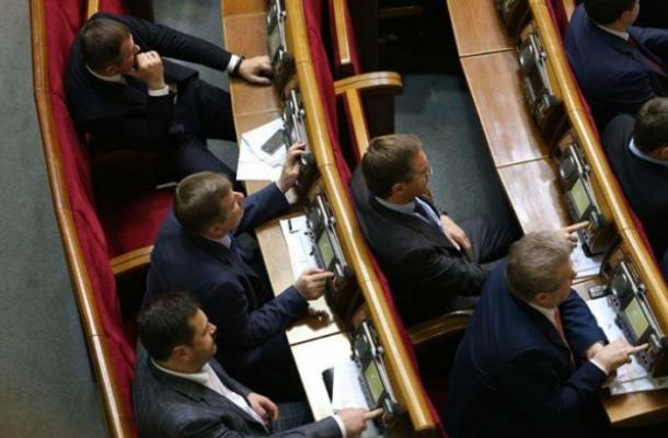 النواب في البرلمان الأوكراني يصادقون على التشكيلة الوزراية الجديدة