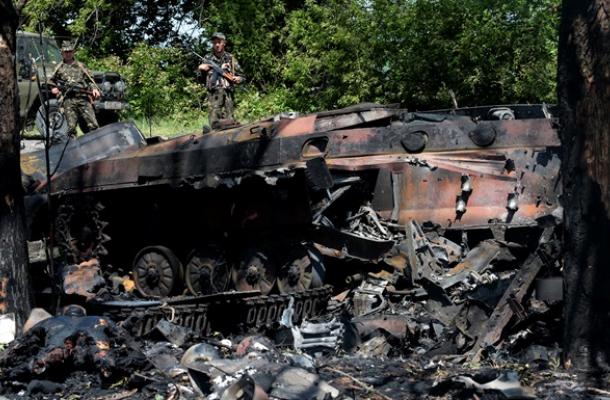 آثار الهجوم  الذي تعرض له الجيش الأوكراني في مدينة فولنوفاخ 