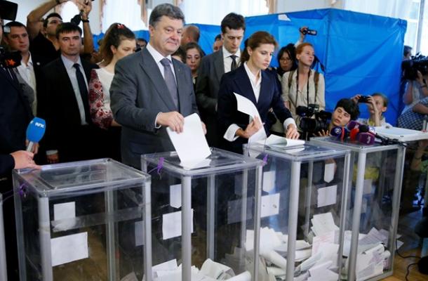 أوكرانيا تتوجه منذ الصباح لانتخاب رئيسها الجديد