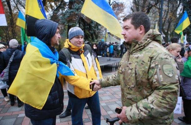 جانب من مظاهرة أمام مقر البرلمان الأوكراني 