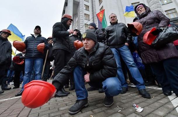 عمال المناجم في أوكرانيا يستأنفون احتجاجاتهم مطالبين بتسديد رواتبهم المستحقة
