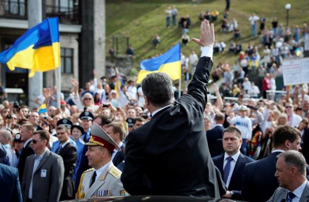 الرئيس الأوكراني يحيي المواطنين في إحتفالية الاستقلال 23