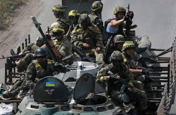جنود أوكران يقاتلون في شرق البلاد