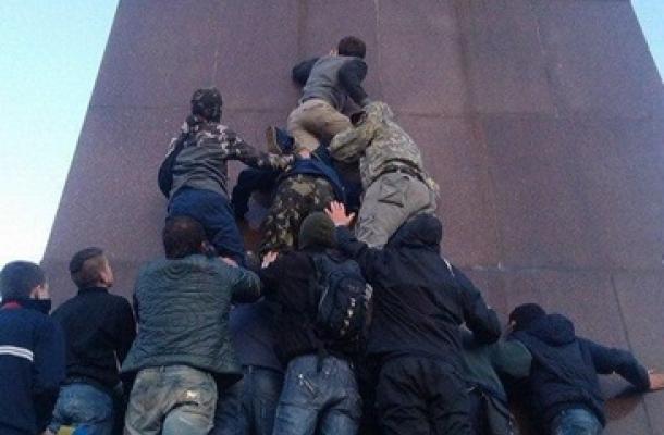 نشطاء يسقطون تمثال لينين وسط خاركوف