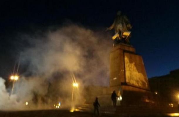 نشطاء يسقطون تمثال لينين وسط خاركوف