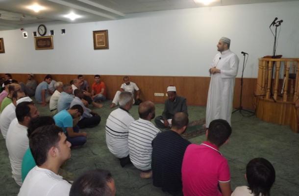 موعظة تتخلل صلاة القيام في مسجد المنار التابع للمركز الثقافي الإسلامي في مدينة خاركيف
