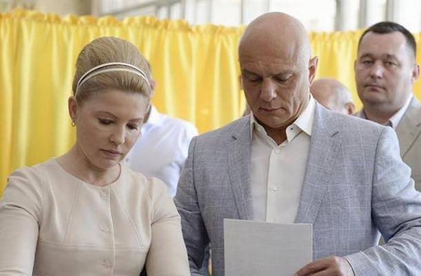 مرشحة الرئاسة الأوكرانية يوليا تيماشينكو و زوجها يدلون ينتخبون 