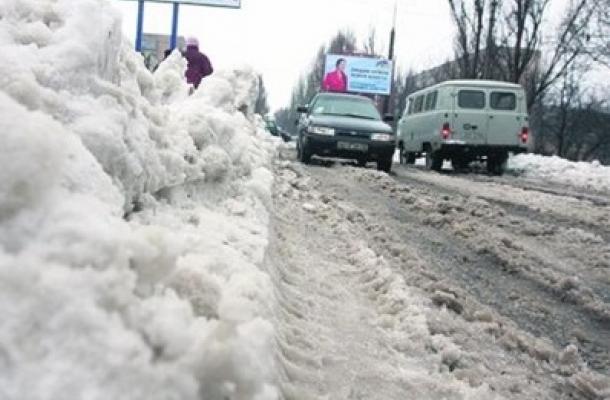 تراكم الثلوج يشكل حركة المركبات في القرم جنوب أوكرانيا